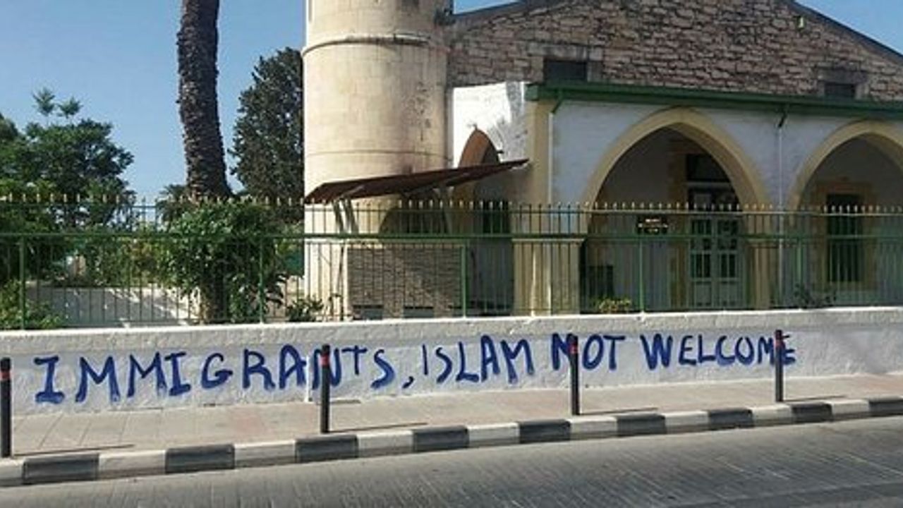 Kıbrıs Rum kesimindeki camiye çirkin saldırı: Molotof ile saldırdılar.