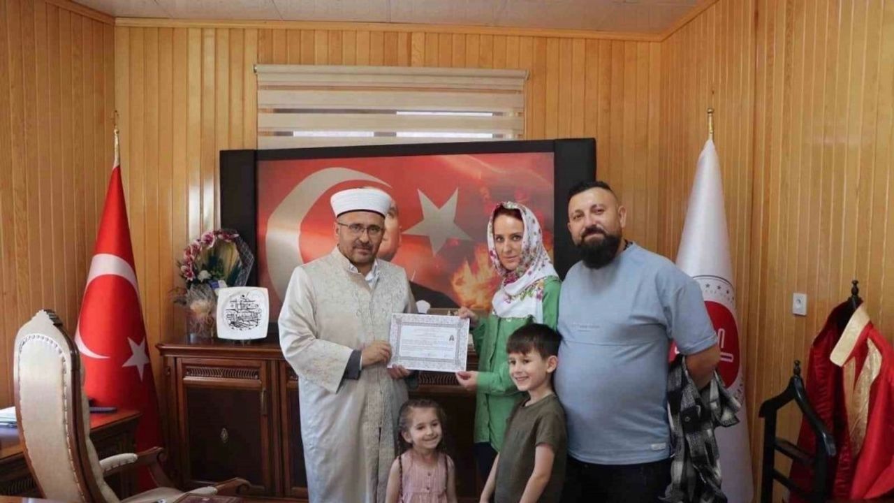 Türkiye'ye tatile gelen İngiliz vatandaşı Rebekah Alice Mccathie Elazığ'da müslüman oldu