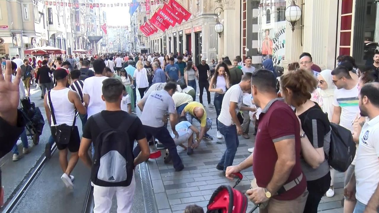 İstiklal Caddesi'nde para saçan iki kişi gözaltına alındı