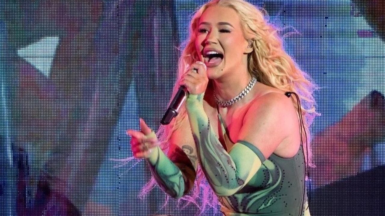 Suudi Arabistan konserinde sahnede coşan Iggy Azalea'ya kalça dansı engeli!