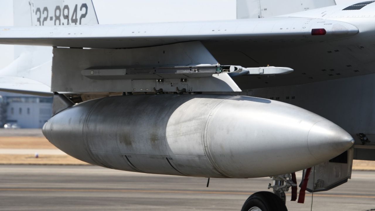 Ankara'da F-4 savaş uçağının parçası otomobillerin üzerine düştü