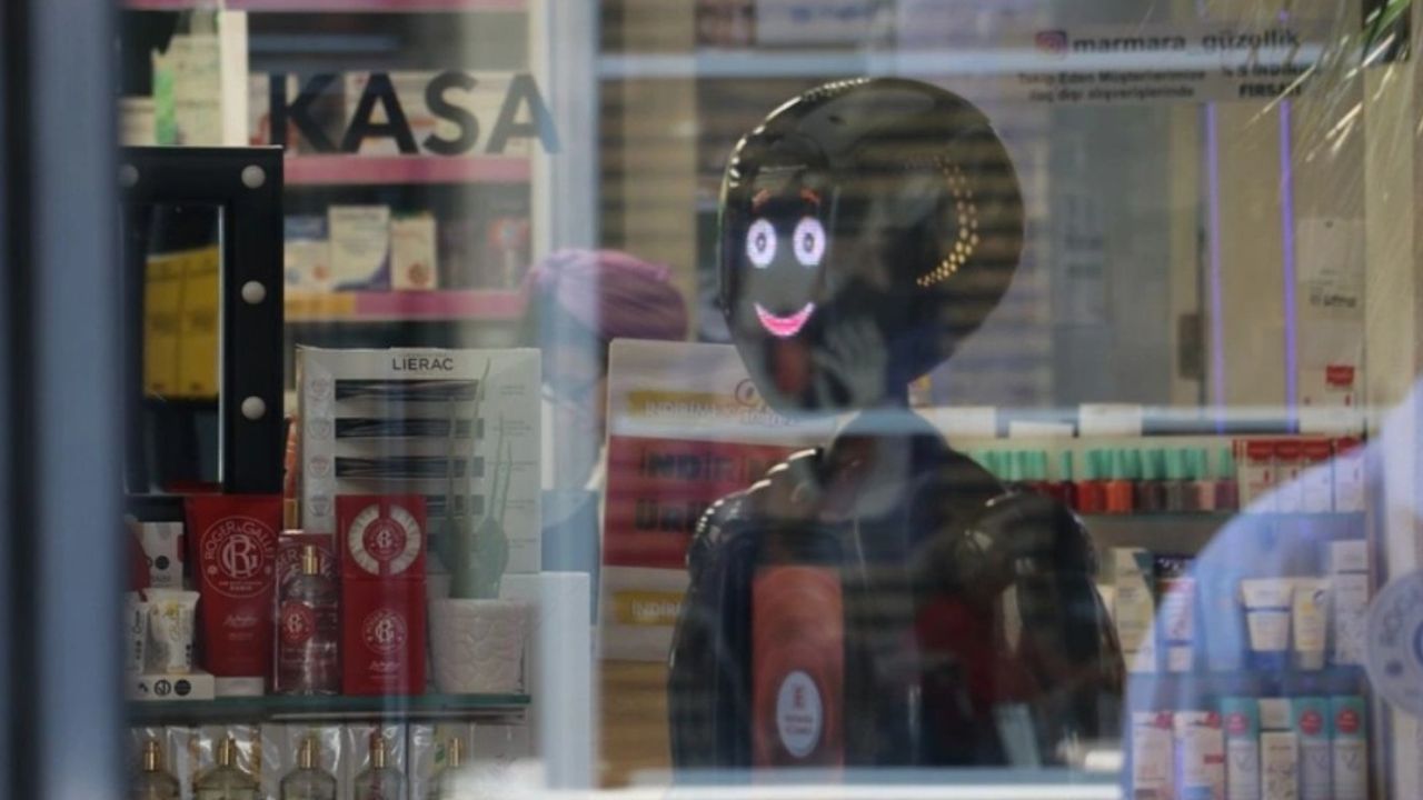 Bu eczanenin kalfası bir yapay zeka robotu