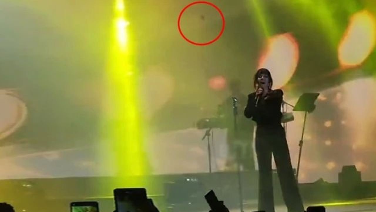 Konser esnasında Fatma Turgut a fırlatılan çakmak, kafasına isabet etti.
