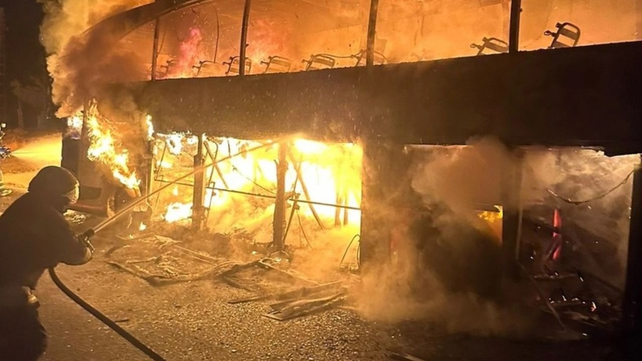 Yeni bir felaket kıl payı önlendi! Yolcu otobüsü alev aldı, tüm yolcular tahliye edildi..