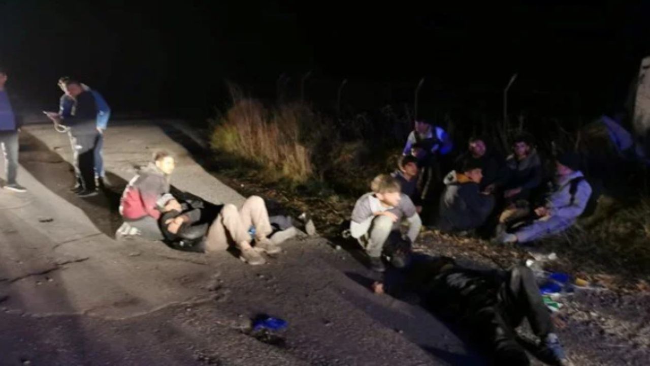 Başkale’de kaçak göçmenleri taşıyan minibüs şarampole yuvarlandı: 20 yaralı