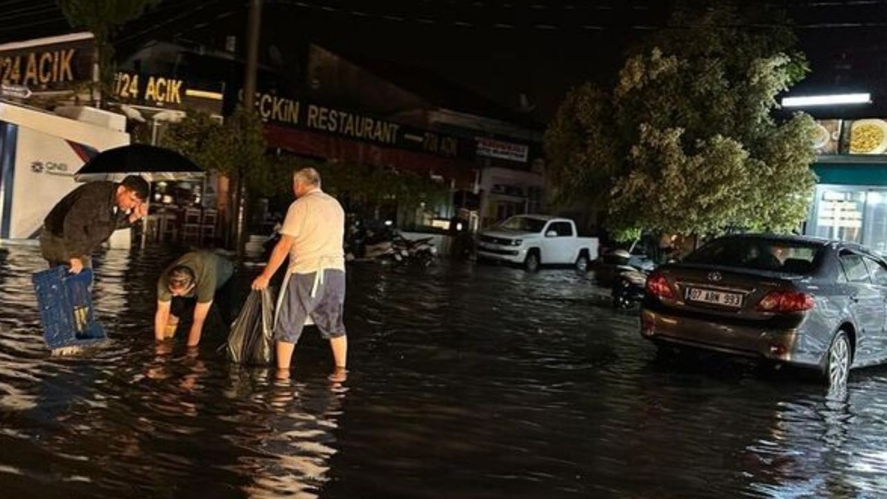 Fethiye’de sağanak yağış hayatı felç etti