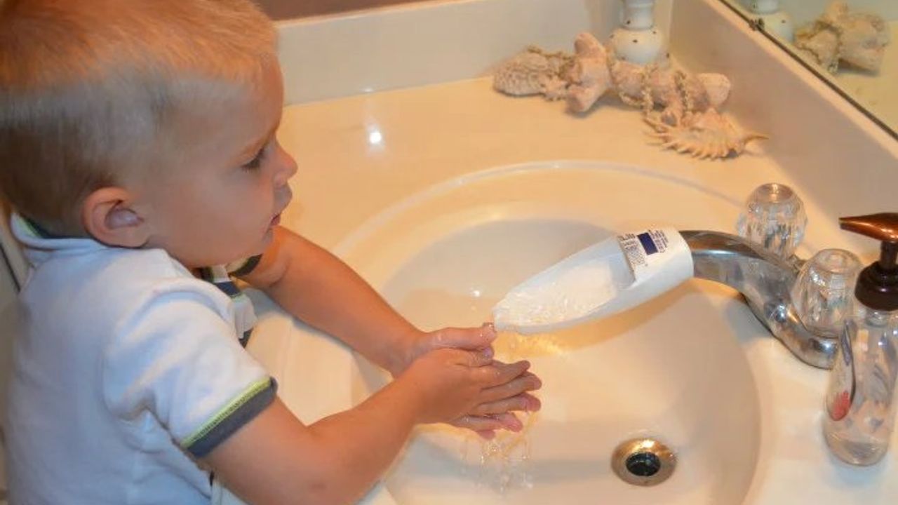 Çocukların Musluğa Rahat Ulaşabilmesi İçin Yaratıcı Bir Çözüm