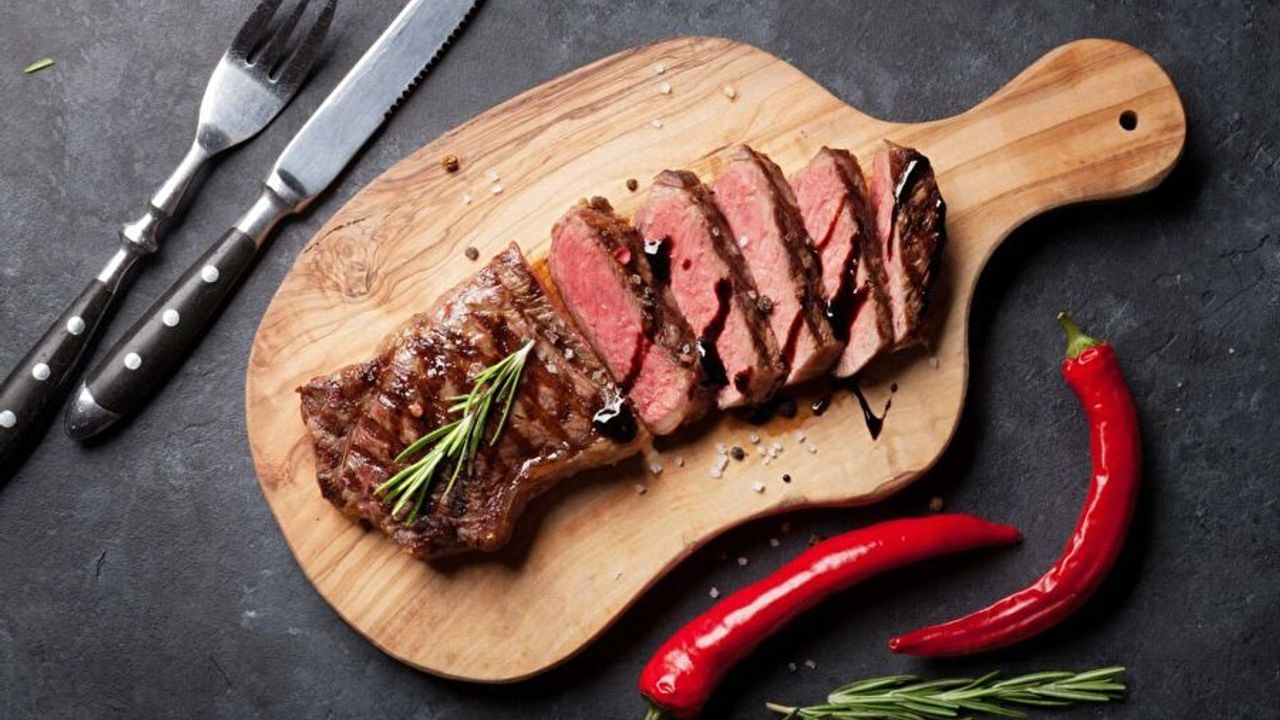 Etin Kusursuz Lezzeti: Biberiye ve Sarımsakla Hazırlanan Kırmızı Et Yemeği