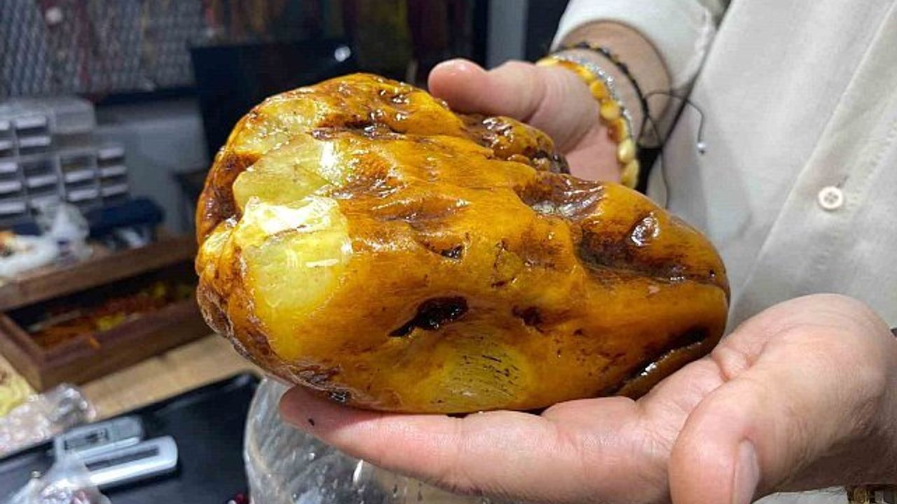 2 bin yıllık kehribar taşı tespihe dönüşüyor! Elazığ’da tespih ustasının ilginç yöntemi