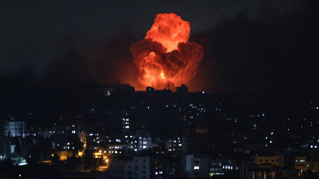 İsrail, Gazze’de hastaneleri bombaladı