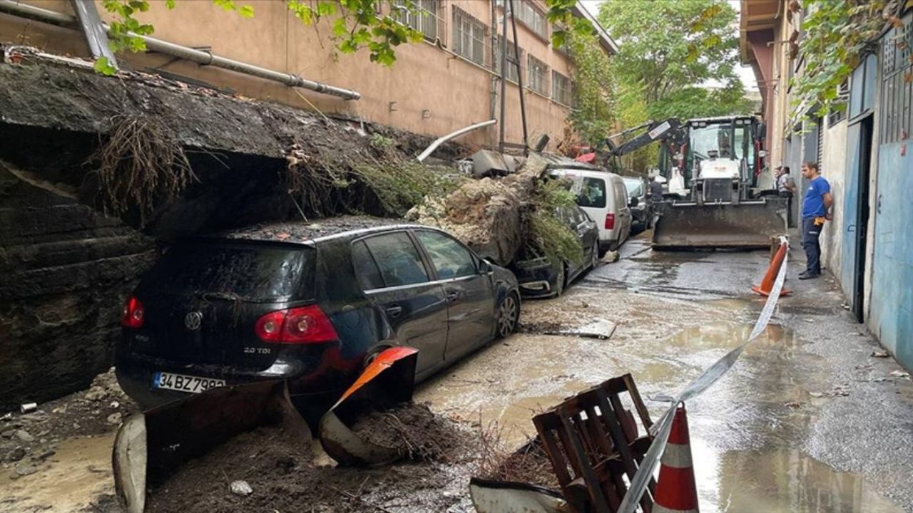 İstinat duvarı şiddetli yağışlara dayanamadı! Park halindeki araçlar hasar gördü