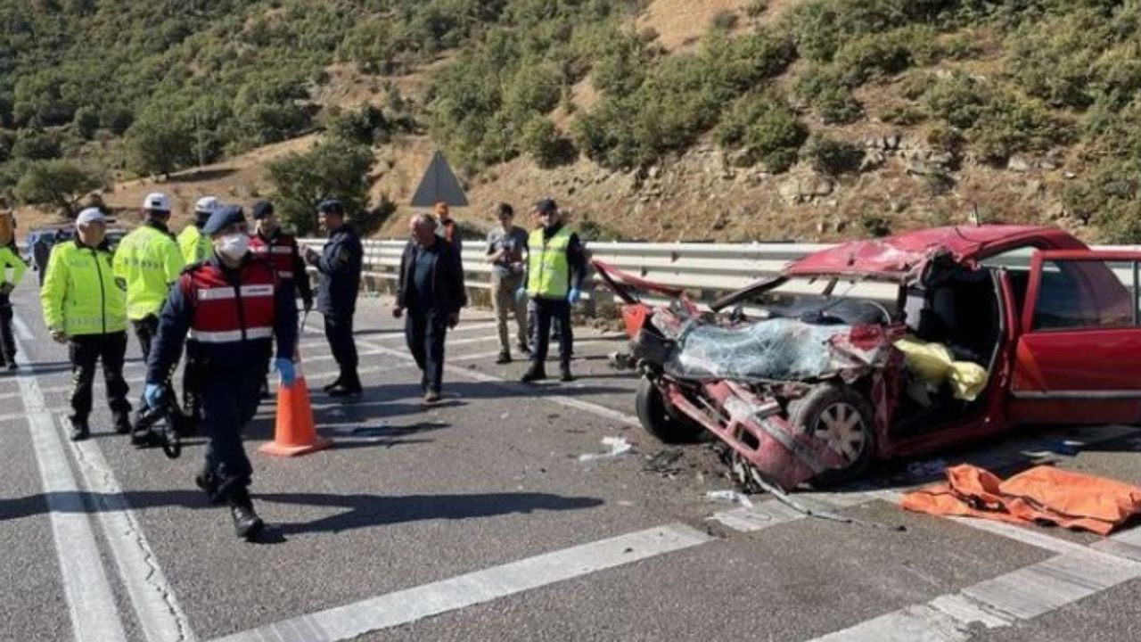 Kamyonun arkasına giren otomobilde can pazarı: 4 ölü, 1 yaralı