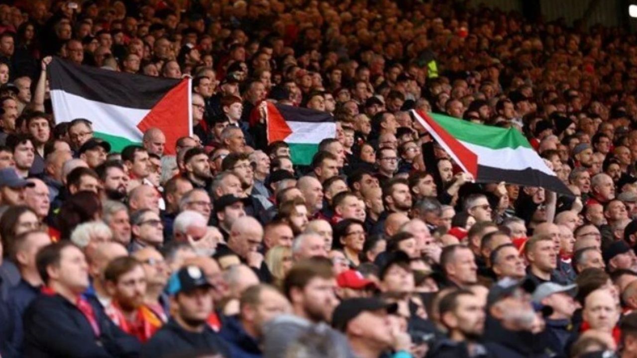  Liverpool taraftarlarından Gazze’ye dayanışma: Filistin Bayrakları ve pankartlar Anfield’da