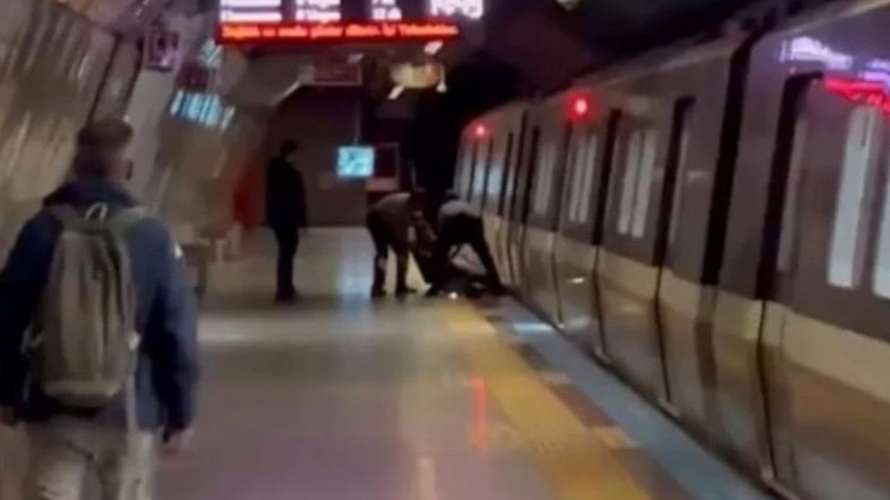 Metrobüste büyük korku: Raylara düşen genci son anda kurtardılar