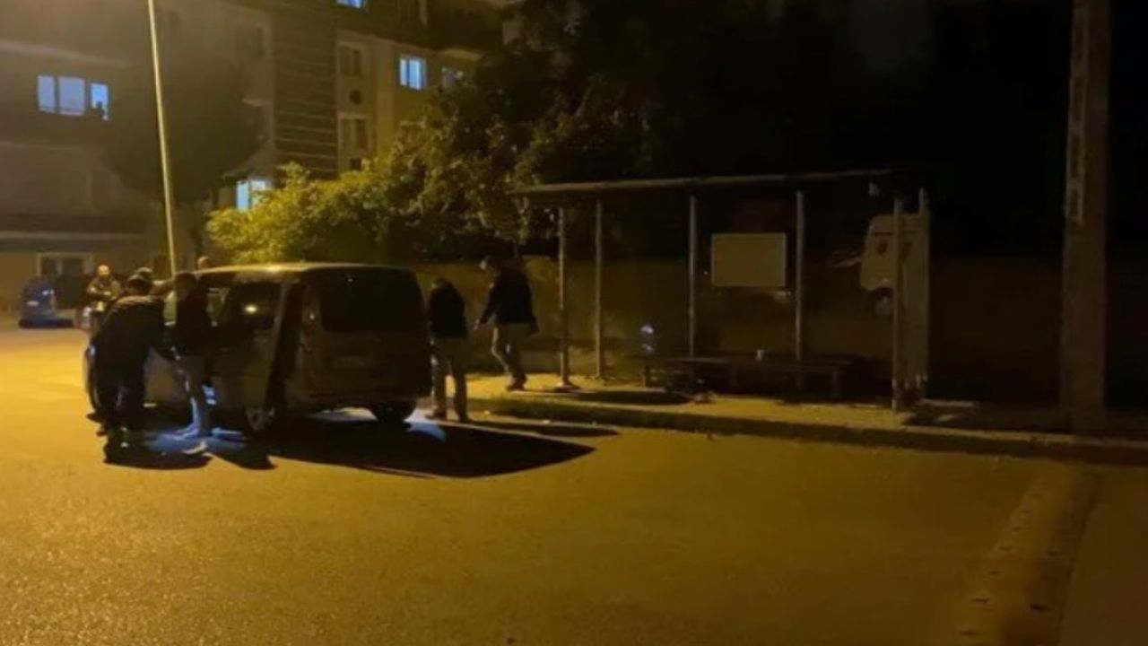 Otobüs durağına pompalı tüfekle ateş açtı! Yaralılar var