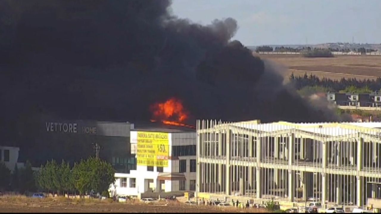 Silivri’de mobilya fabrikasında korkutan yangın