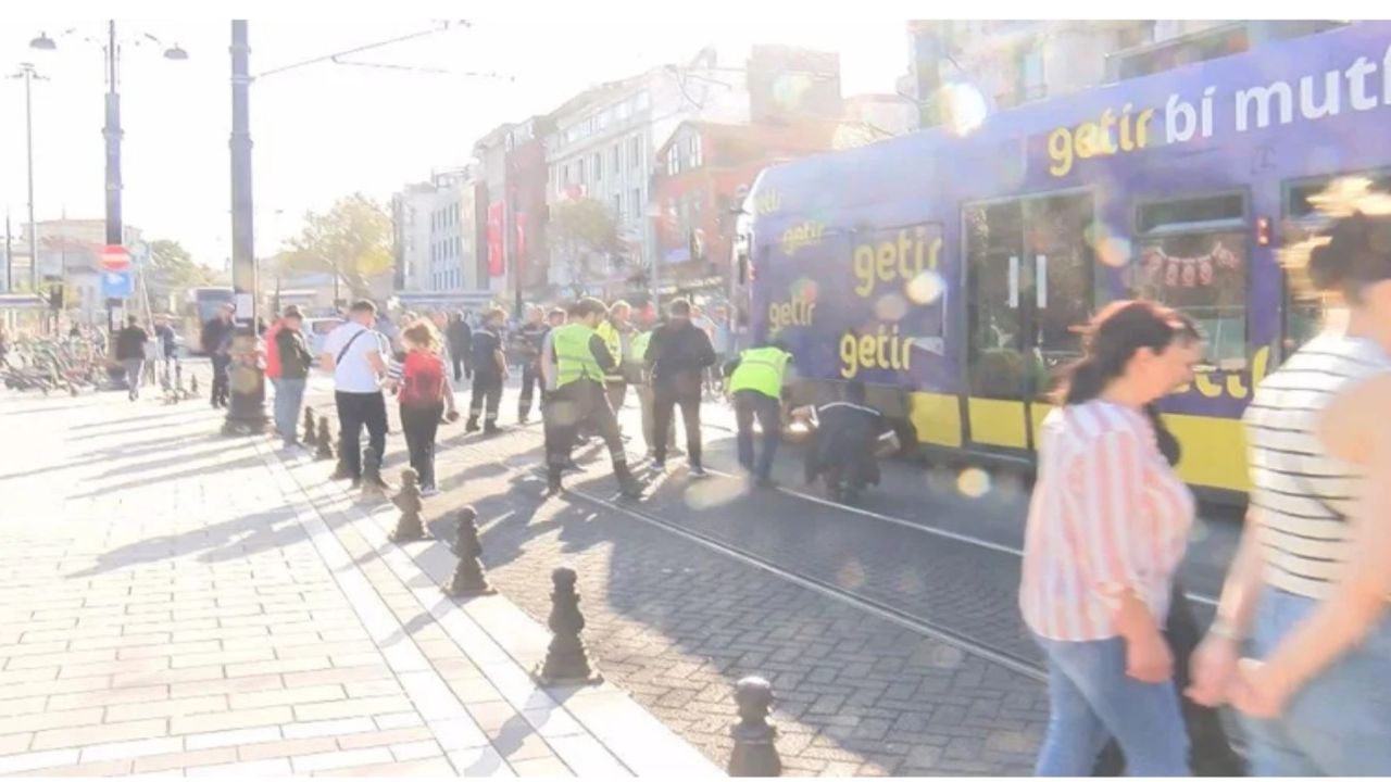 Tramvay raydan çıkınca yolcular yaya kaldı!