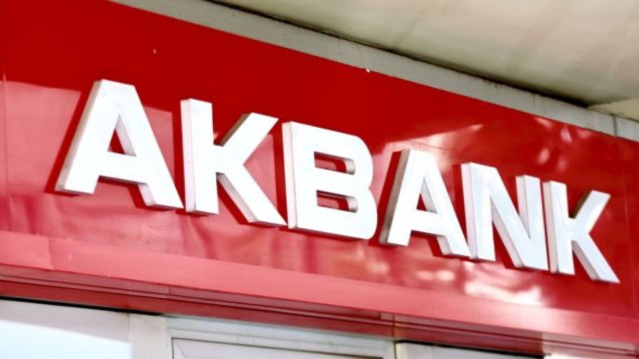 Akbank’tan müşterilerine araba hediyesi! Gelen arabasını kapar