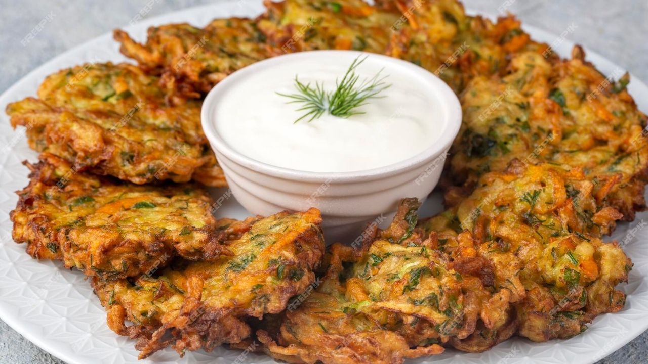 Bu köfte tarifi diğer köftelerden çok farklı! Renkli sebzelerle eşsiz baharatların birleşimi kızartmanın kraliçesi mücver