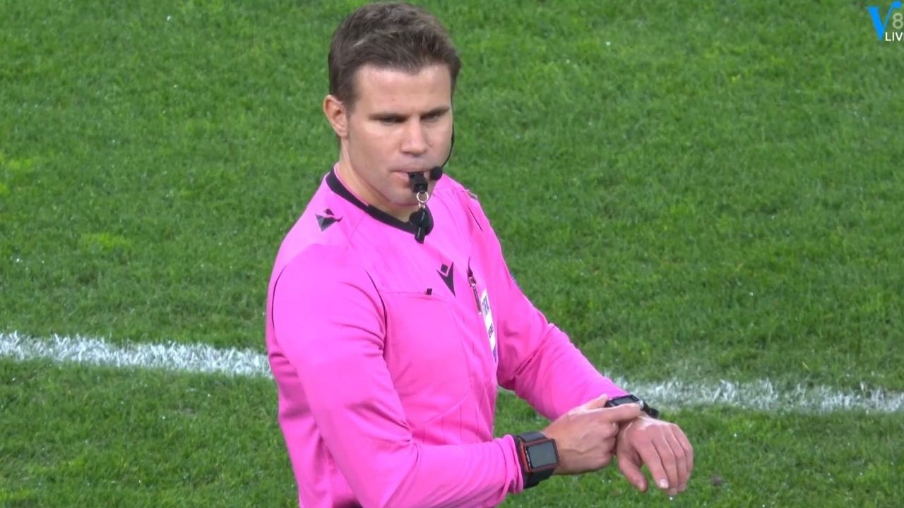 Bundesliga hakemi Felix Brych, rekor kırdığı maçta sakatlandı