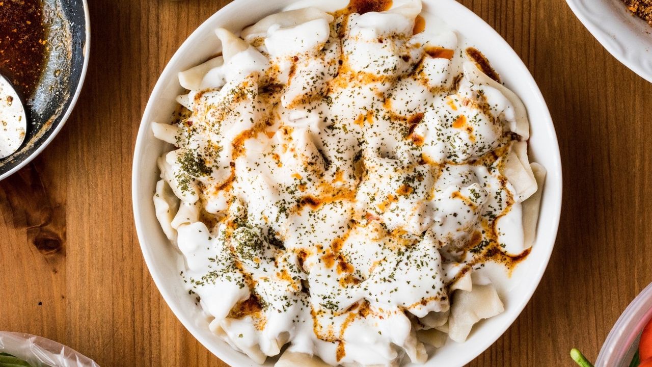 Evde lezzetli mi lezzetli Kayseri mantısı yapmaya hazır olun! Yoğurduyla sarımsağıyla mantının iç lezzetine inanamayacaksınız