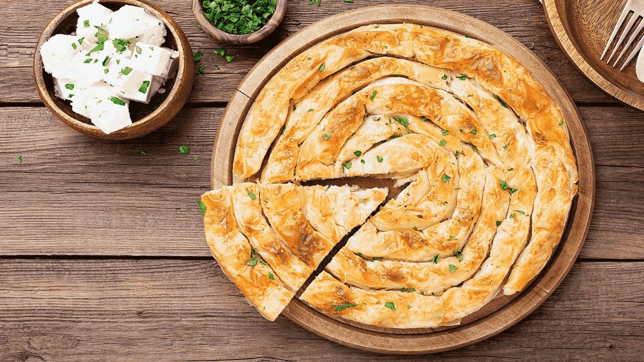 Evinizde sadece iki yumurta olan varsa yaşadınız! Hem pratik hem lezzetli iki yumurtayla yapacağınız börek tarifi