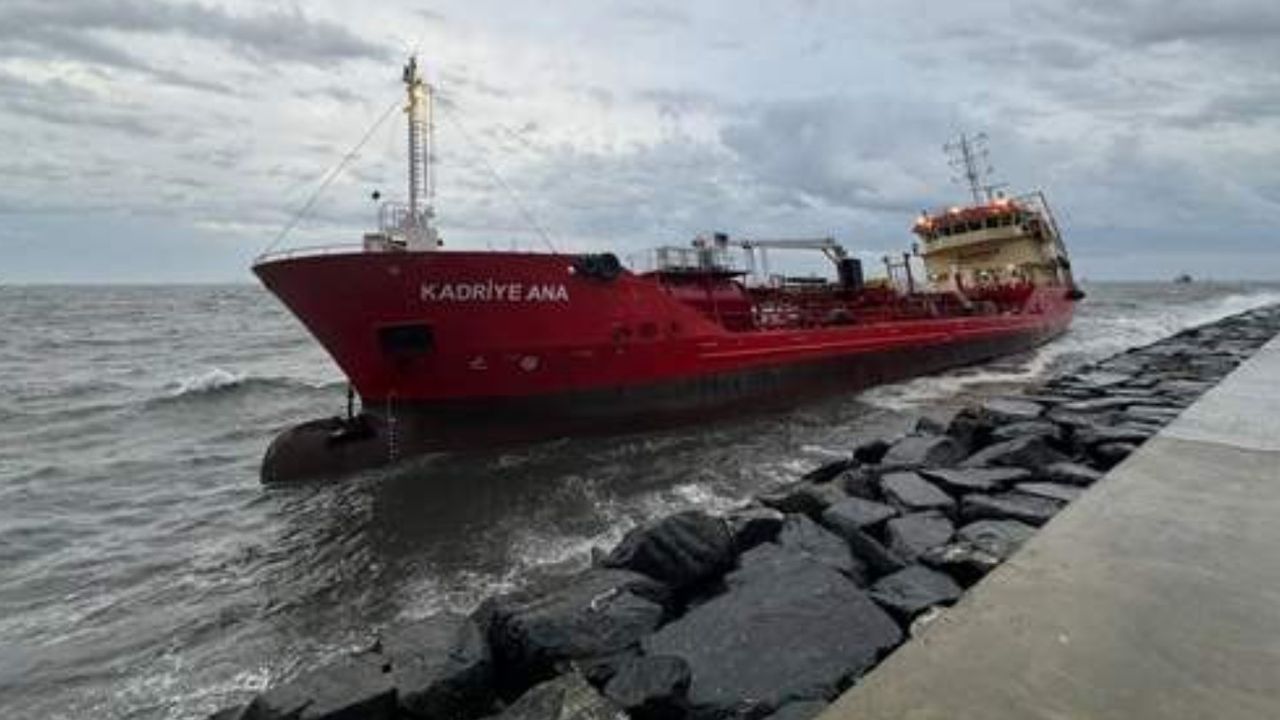 Fırtına İstanbul’u esir aldı! Karaya vuran tankerdeki 11 mürettebat kurtarıldı