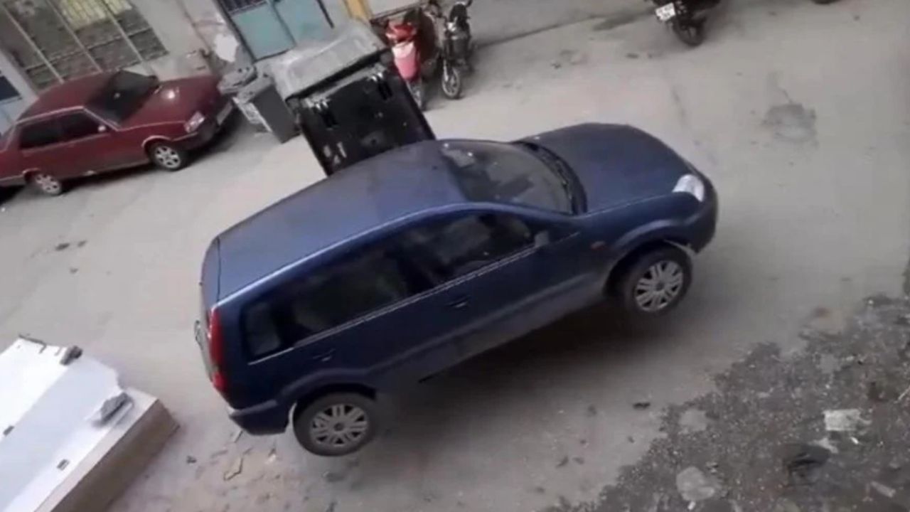 Forkliftli intikam! Yanlış park eden aracı yerinden oynattı