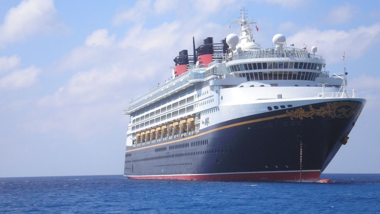 Gökçeada ve Bozcaada'ya tüm feribot seferlerine fırtına engeli