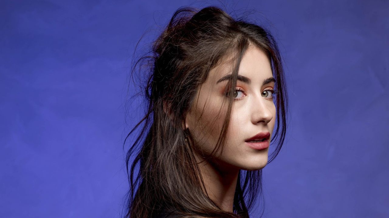 Hazal Kaya, 12 yıllık ev arkadaşı Leyla'nın vefatıyla sarsıldı 