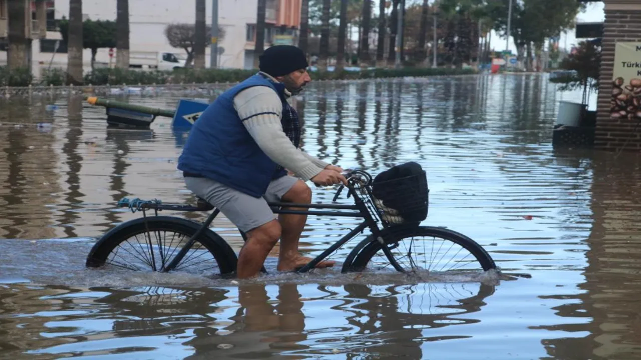 İskenderun’da sel felaketi: Deniz ile kara birleşti