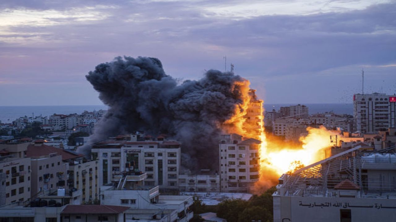 İsrail Gazze’ye girdi: Kızılhaç konvoyunu da vurdu