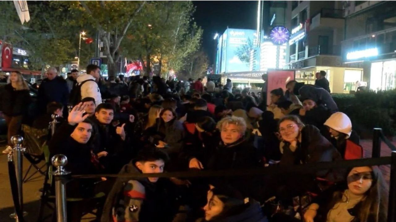 Kadıköy’de kozmetik çılgınlığı! 10 bin TL’lik hediyeler için geceyi kuyrukta geçirdiler