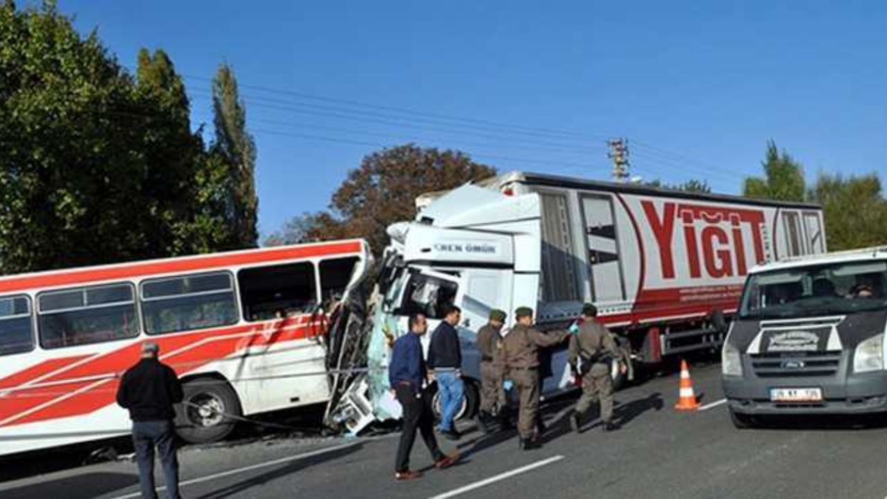 Kocaeli'de tır ile belediye otobüsü çarpıştı: 9 yaralı...