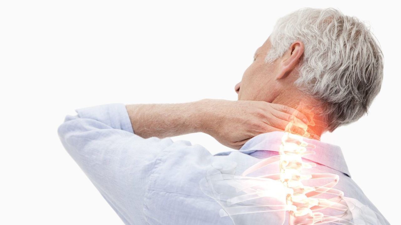 Kollarda uyuşma ile sinyal veriyor! İşte boyun fıtığının belirtileri...