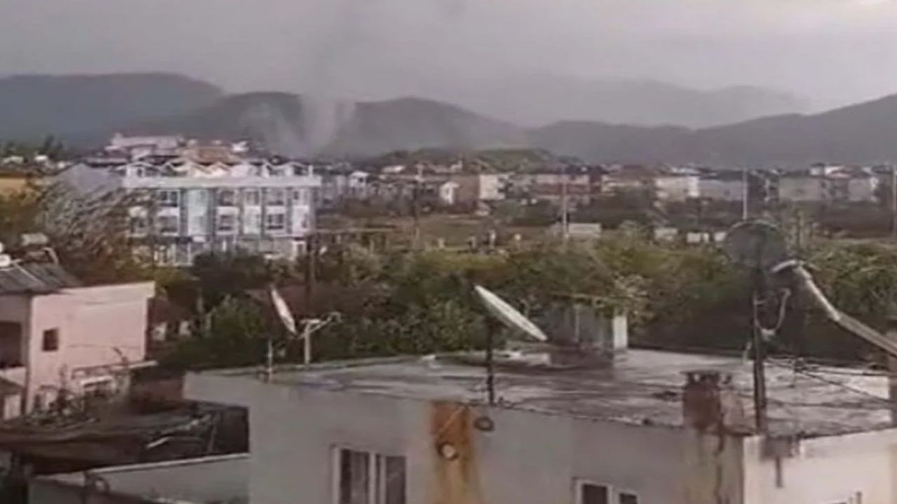 Meteoroloji uyarmıştı! Çatılar havada uçuştu, araçlar hasar gördü 