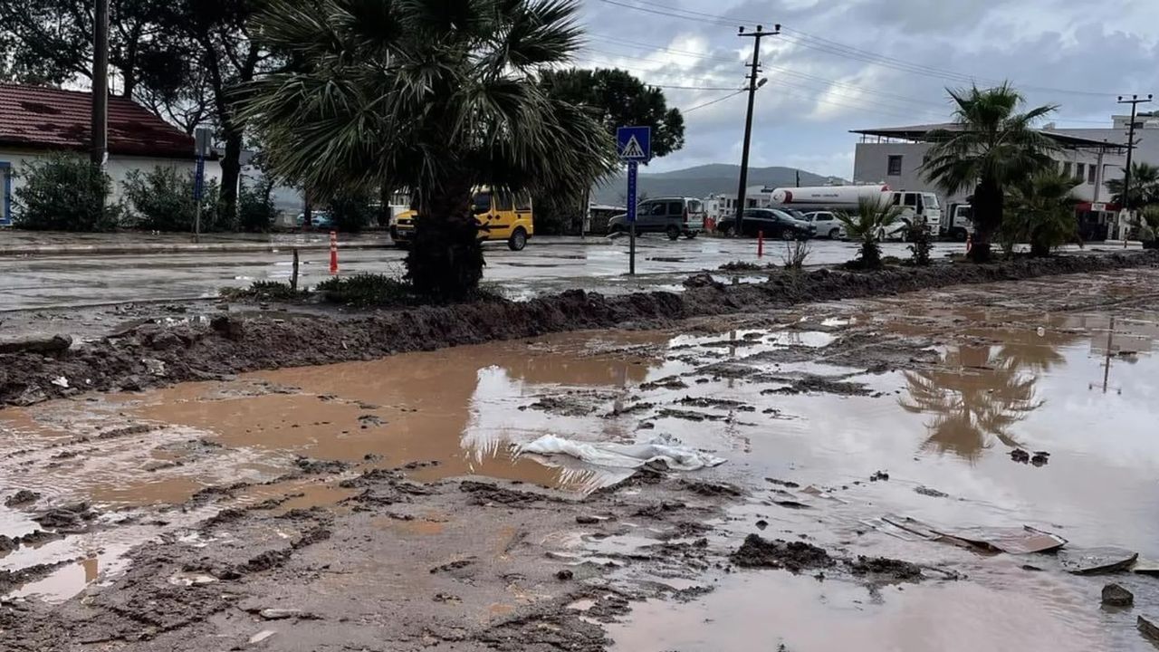 Muğla'da şiddetli yağışlar sonucu Bodrum ve Fethiye sular altında kaldı