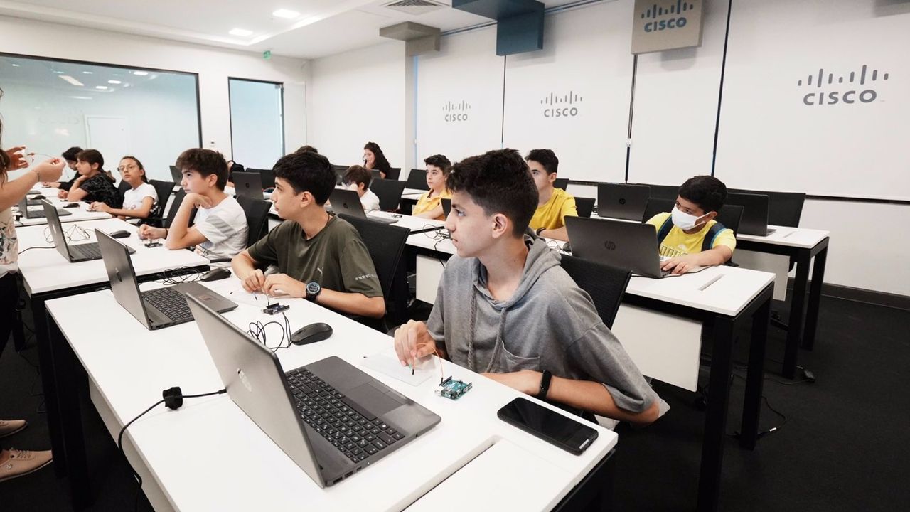 Ortaokullarda yapay zeka dersi başlıyor: Öğrenciler hem öğrenecek hem yapacak