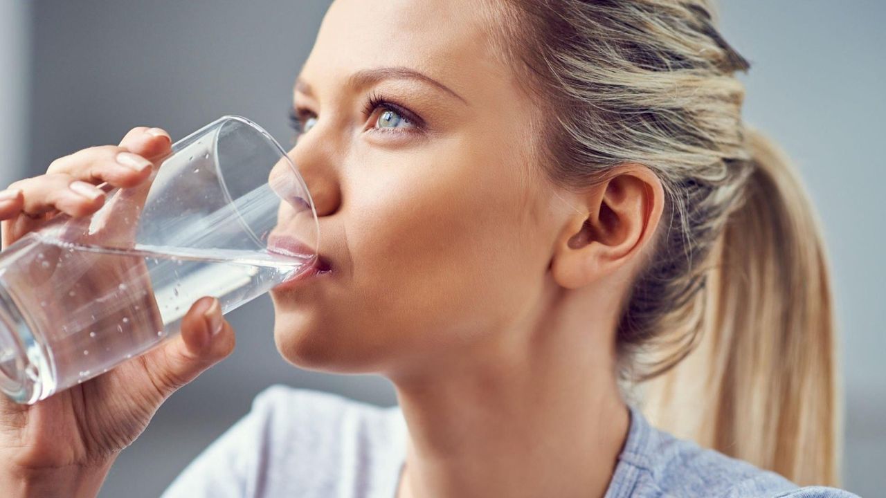 Su içerken mideniz bulanıyorsa, bir de böyle deneyin…