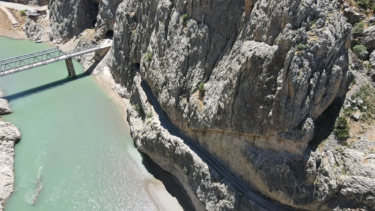 Tırnaklarla kazınmış yüzyılda yapılmış...  Erzincan Karanlık Kanyon ürkütücü güzelliği ile tekne turlarıyla sizi bekliyor