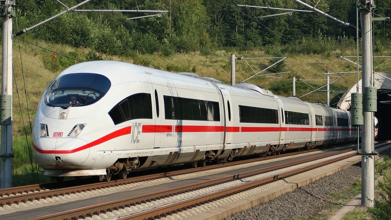 Tren garında korkunç ölüm! Raylarda oturan adama tren çarptı