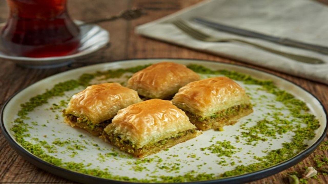 Tüm usta baklavacıların çocuğundan bile sakladığı gizli teknik ortaya çıktı! Kıyır kıyır baklava tarifine hazır olur
