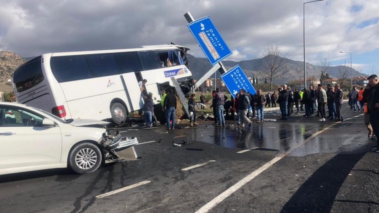Turistleri taşıyan otobüste feci kaza! 30 yaralı