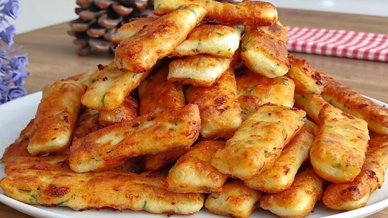 Yarın sabah kahvaltınız bizden! Sadece 5 dakikada yapacağınız kolay çubuk pişi tarifi