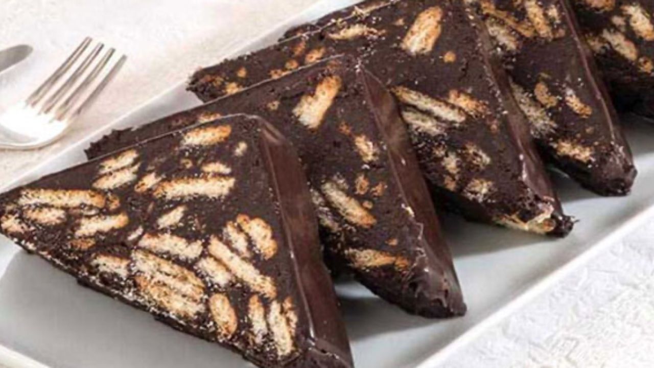 10 dakikada hazırlayın; pişirmenize gerek bile yok! Enfes lezzette bol çikolatalı, bisküvili mozaik pasta tarifi