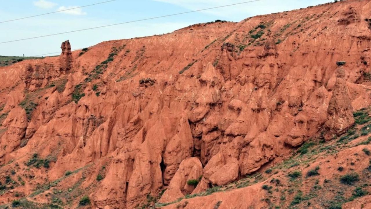 Ankara’ya sadece 60 dakika uzaklıkta Nevşehir'i aratmayacak Peribacaları görüntüsüyle büyülüyor