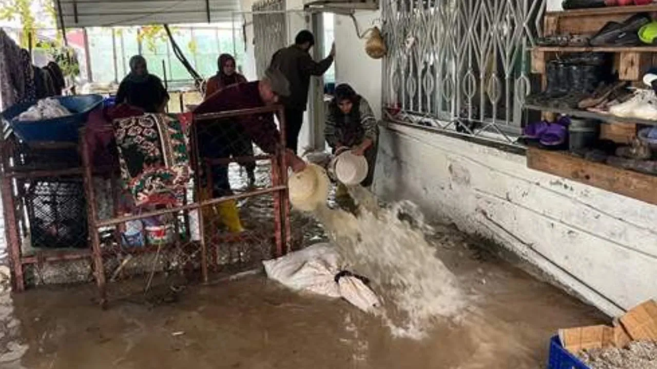 Antalya’da sel felaketi: Kumluca’da iş yerleri ve seralar sular altında kaldı