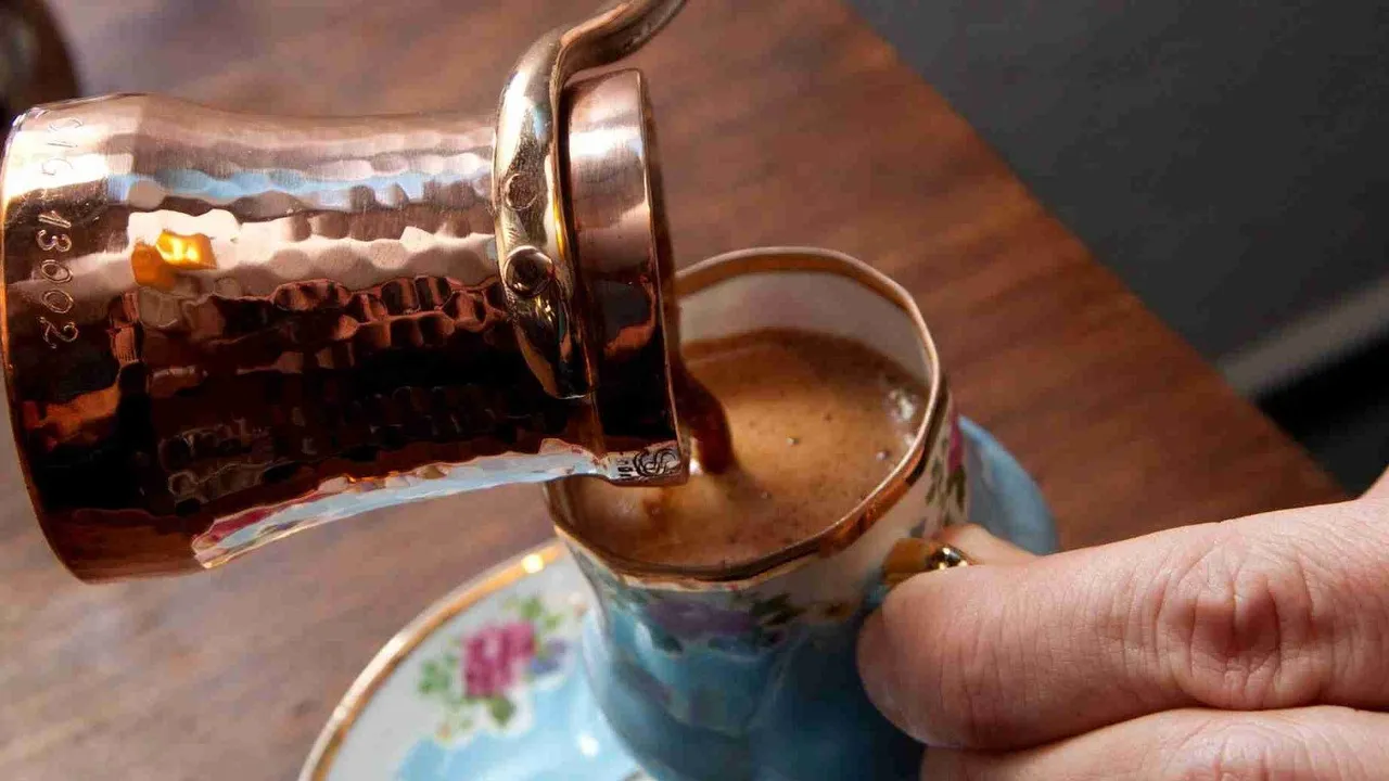 Bağırsakları motor gibi çalıştıran efsane kahve! Türk kahvesinin içine bir kaşık ekleyince kilo milo kalmayacak!