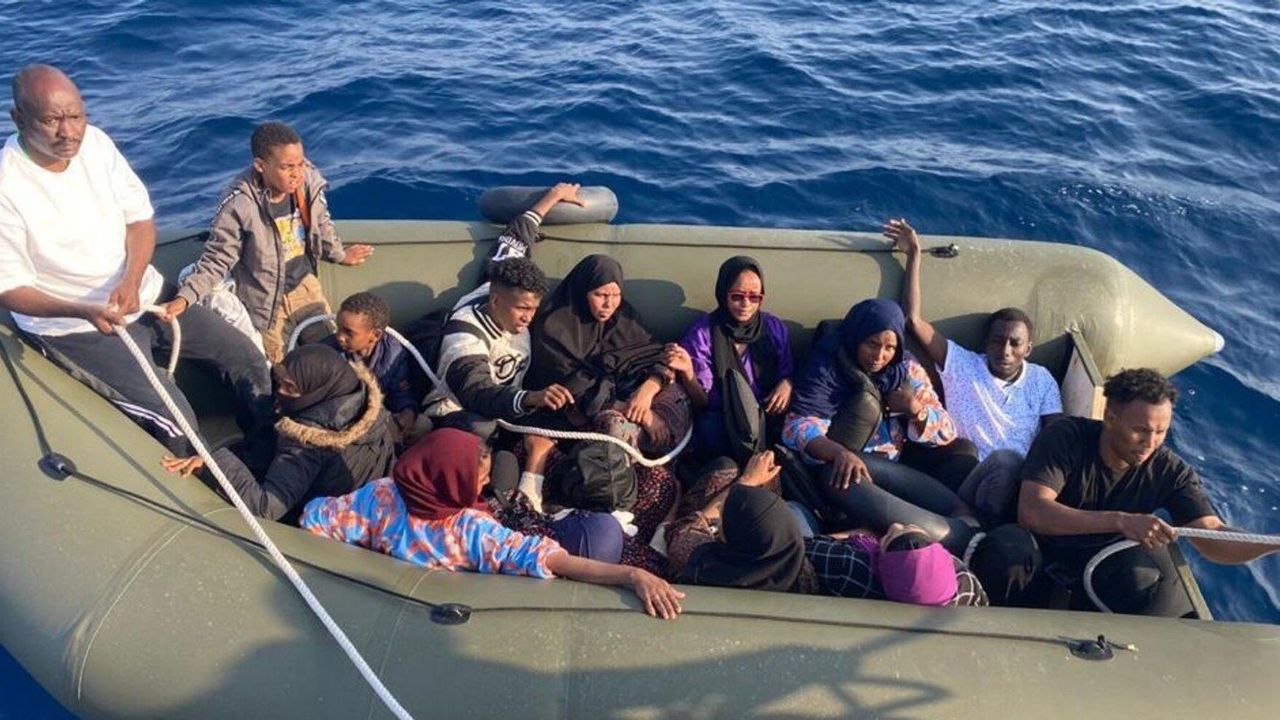 Balıkesir’de Midilli’ye kaçmaya çalışan 18 göçmen ve 3 organizatör yakayı ele verdi