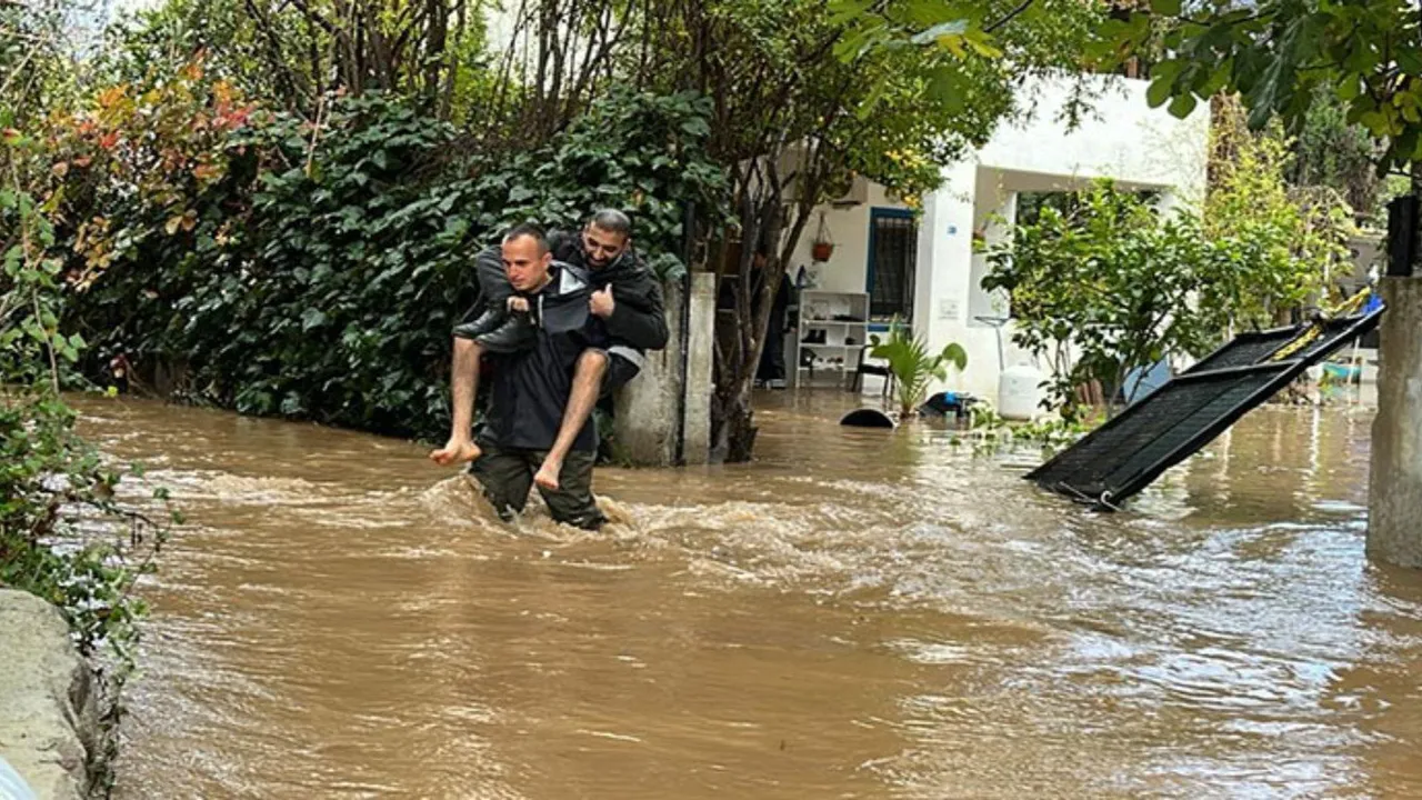 Bodrum’da sel felaketi: 4 kişi ve 1 kedi son anda kurtarıldı